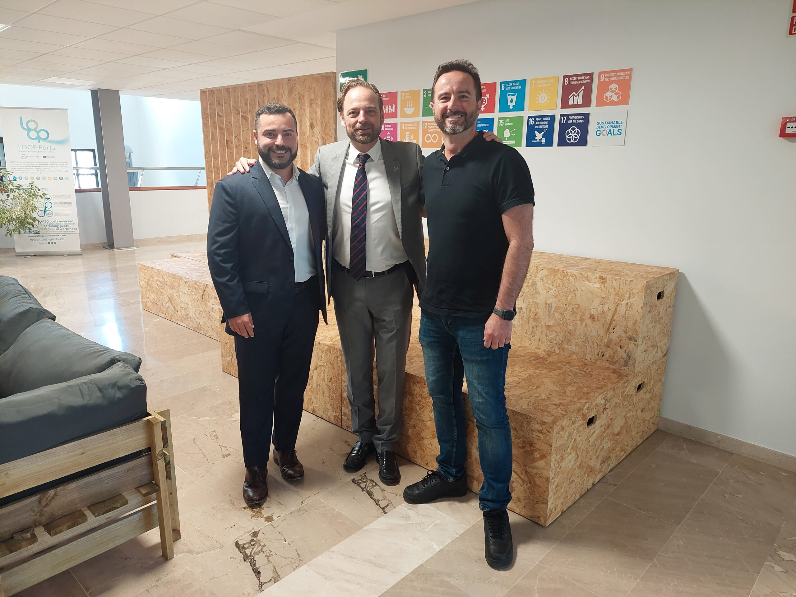 Alfredo Soler, Chief Executive Officer of TransBase Soler (center) with Alexandre Sánchez and Jorge Marcos, members of the Opentop team at the Valenciaport Foundation. Alfredo Soler, Chief Executive Officer of TransBase Soler (center) with Alexandre Sánchez and Jorge Marcos, members of the Opentop team at the Valenciaport Foundation