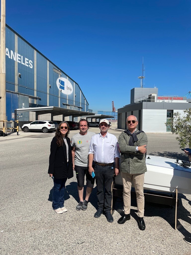 Caponnetto Huebber y el equipo de Opentop en el puerto de Valencia.